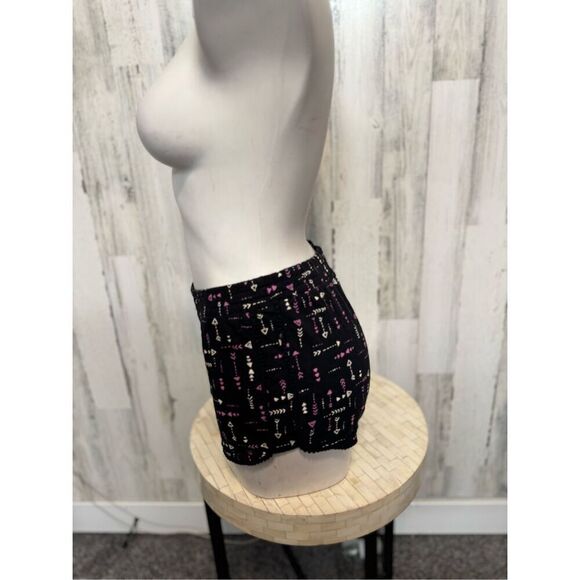 Woman’s shorts - Picture 2 of 5